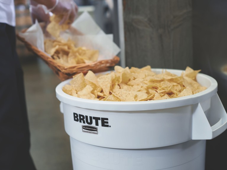 FG262000WHT Brute 20G 76L Container White In Situ 2 (1)